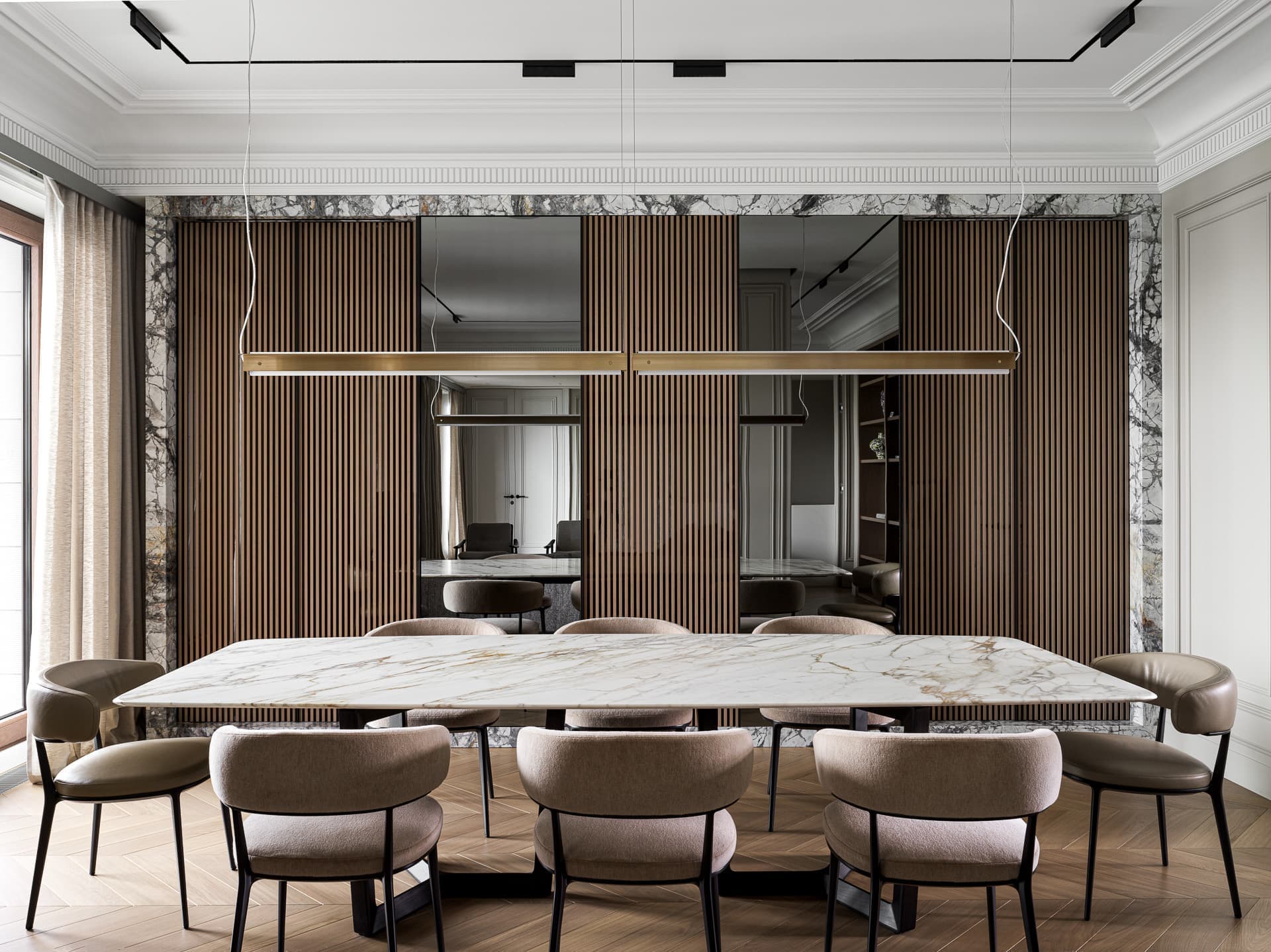 Изящество мрамора и латуни в интерьере двухуровневой квартиры — проект студии GN Design