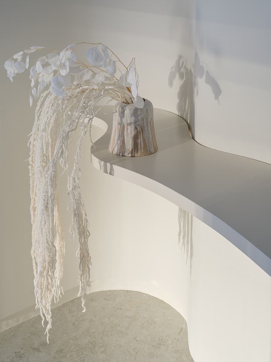 Сила трех стихий в интерьере современного салона цветов — проект студии дизайна PROJECTLINE.INTERIORS