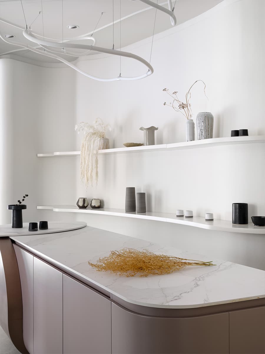 Сила трех стихий в интерьере современного салона цветов — проект студии дизайна PROJECTLINE.INTERIORS