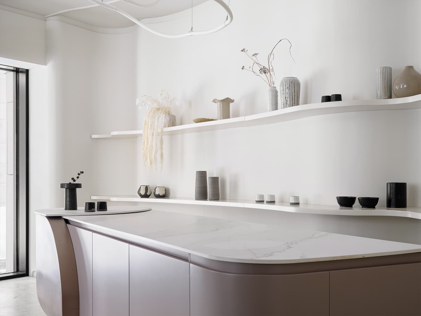 Сила трех стихий в интерьере современного салона цветов — проект студии дизайна PROJECTLINE.INTERIORS