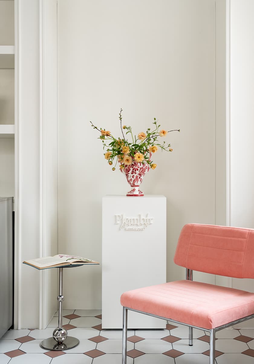 Нарядный декор и отсылки к итальянским палаццо в интерьере цветочного магазина — проект Yellow Line Studio