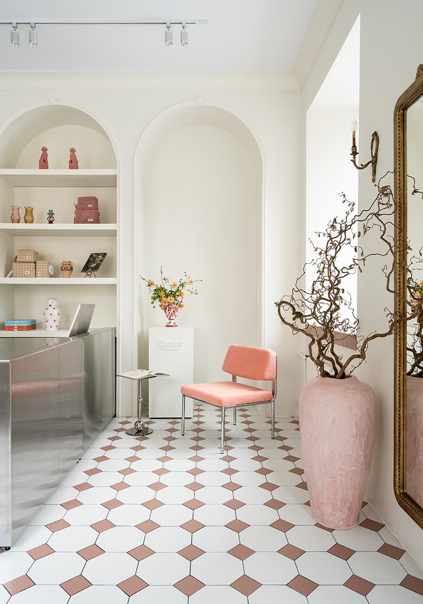 Нарядный декор и отсылки к итальянским палаццо в интерьере цветочного магазина — проект Yellow Line Studio