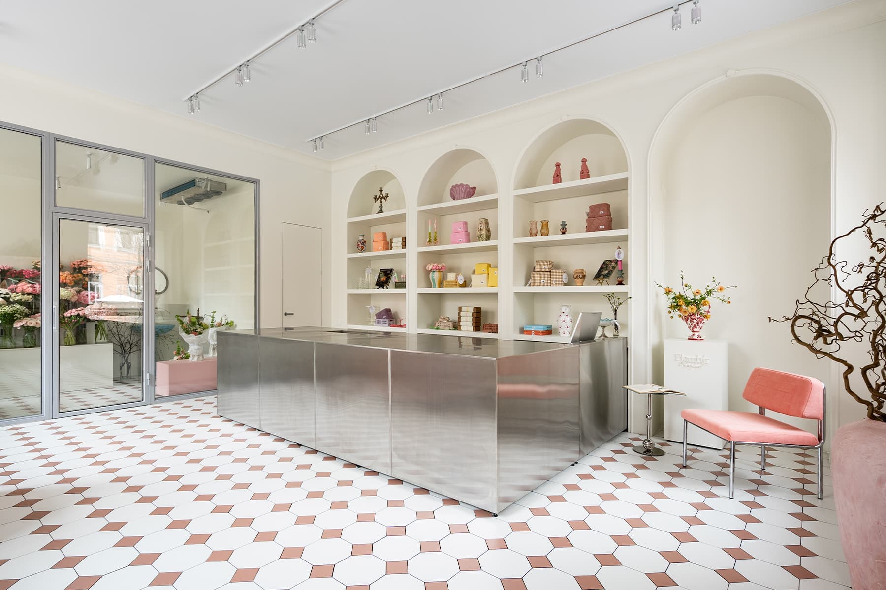 Нарядный декор и отсылки к итальянским палаццо в интерьере цветочного магазина — проект Yellow Line Studio