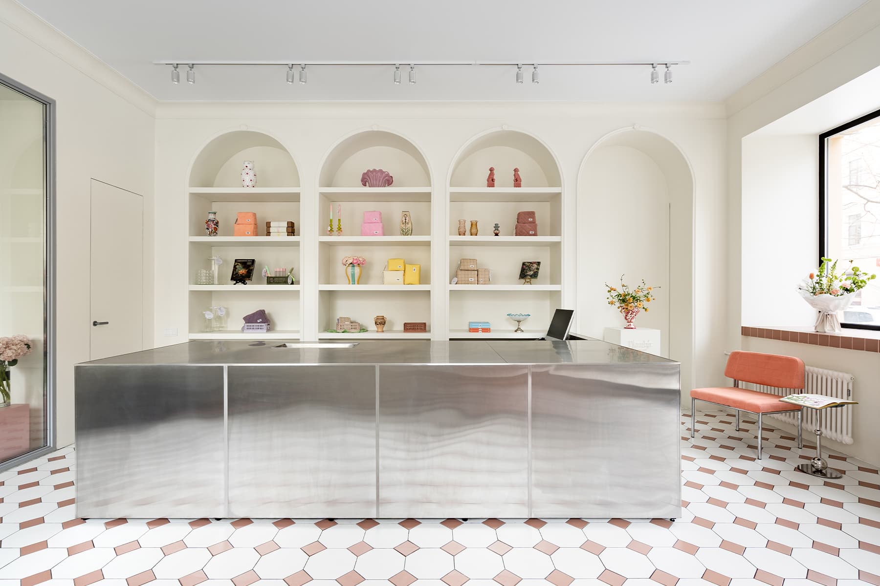 Нарядный декор и отсылки к итальянским палаццо в интерьере цветочного магазина — проект Yellow Line Studio