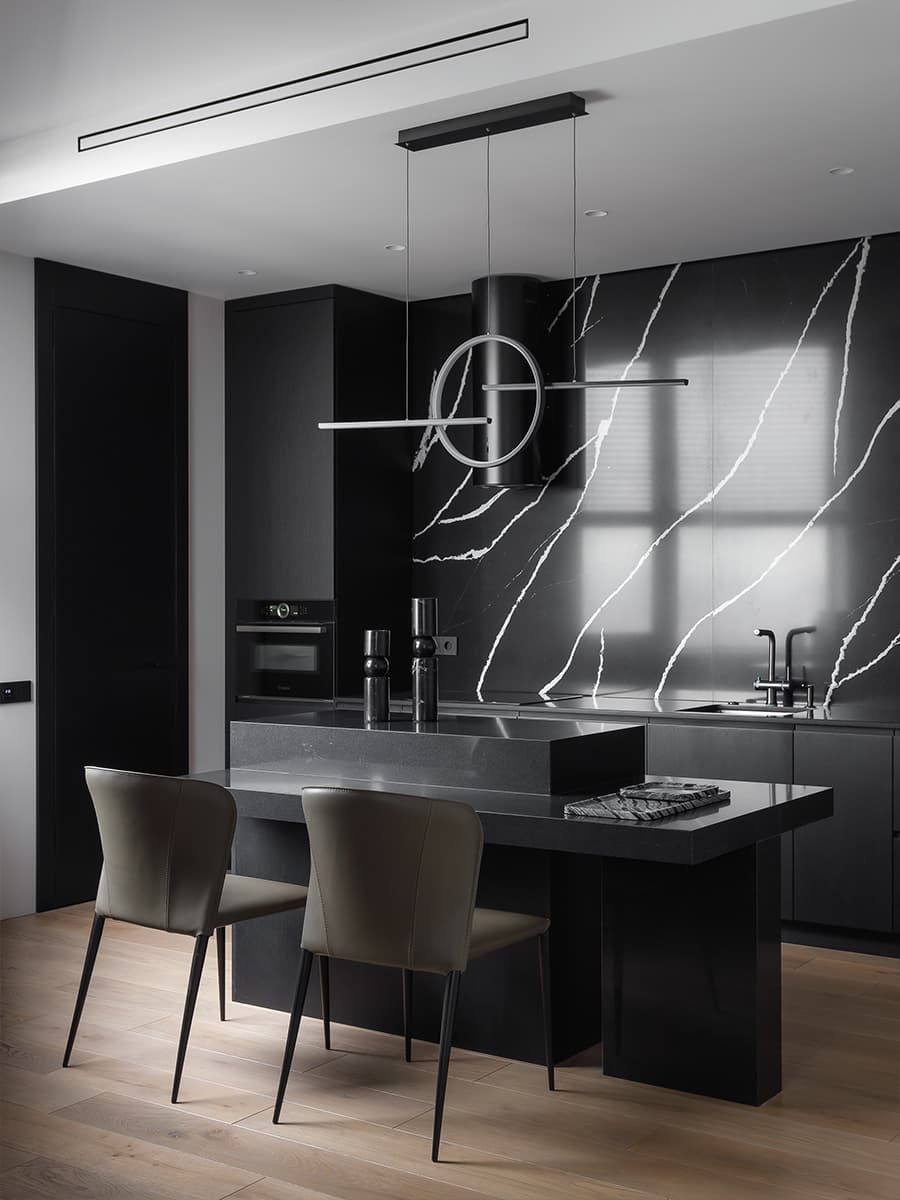 Контрасты и аккуратная графика в интерьере уютной квартиры для холостяка — проект Дарьи Пиковой