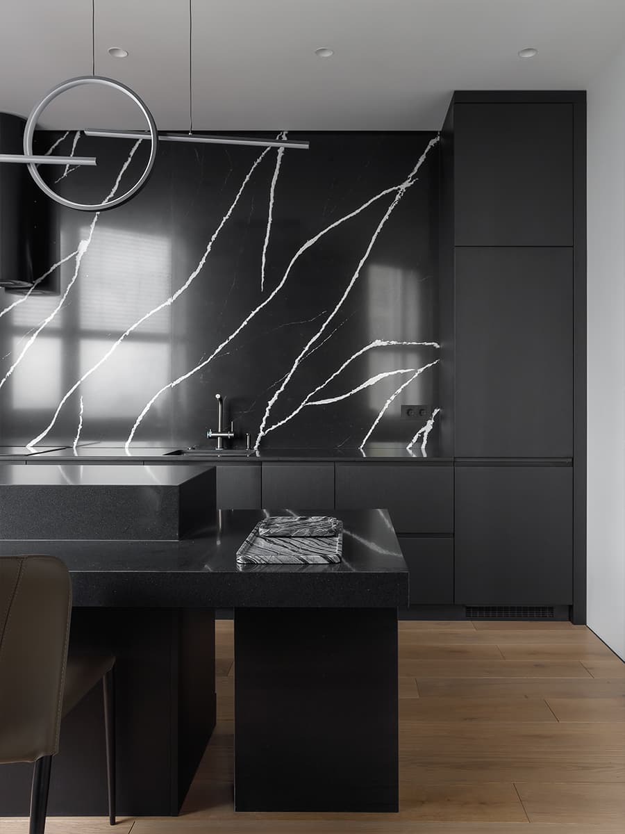 Контрасты и аккуратная графика в интерьере уютной квартиры для холостяка — проект Дарьи Пиковой