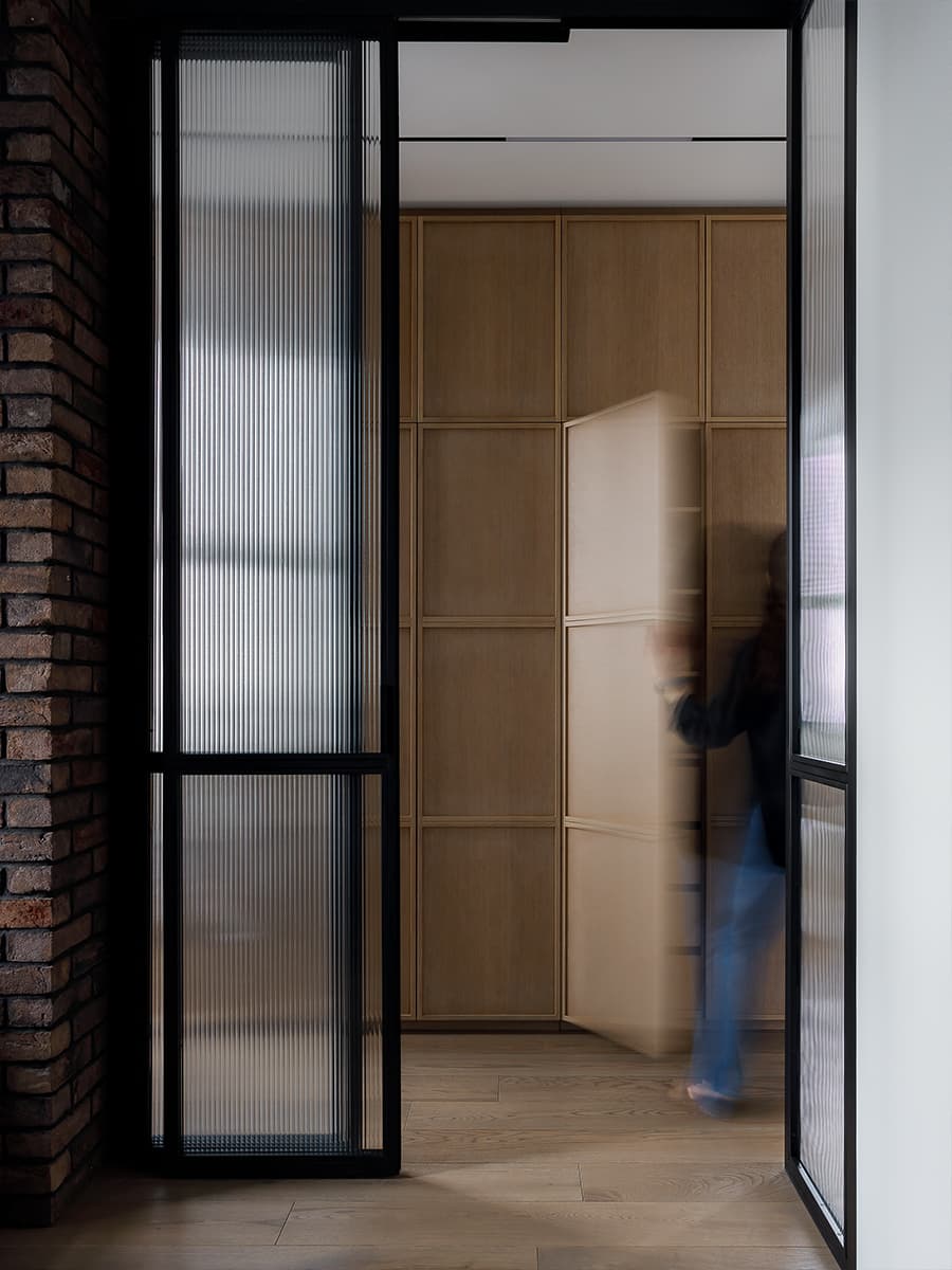 Контрасты и аккуратная графика в интерьере уютной квартиры для холостяка — проект Дарьи Пиковой