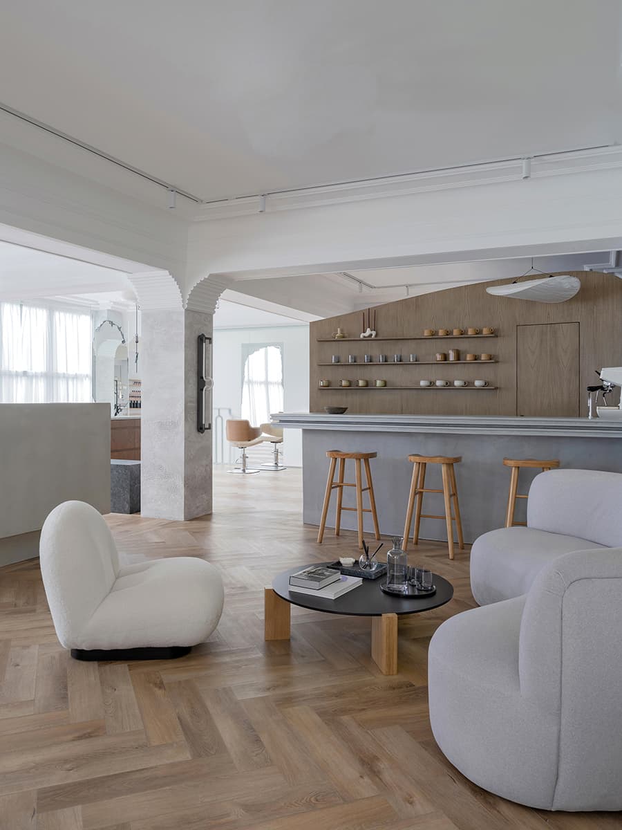 Светлый интерьер премиального салона красоты с оригинальными зеркалами — проект Юлии Пасько