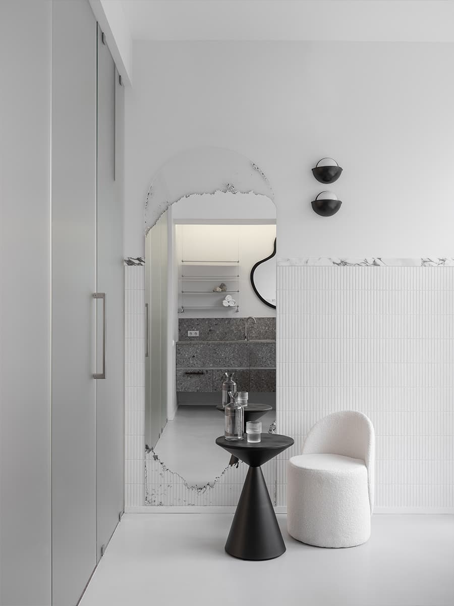 Светлый интерьер премиального салона красоты с оригинальными зеркалами — проект Юлии Пасько