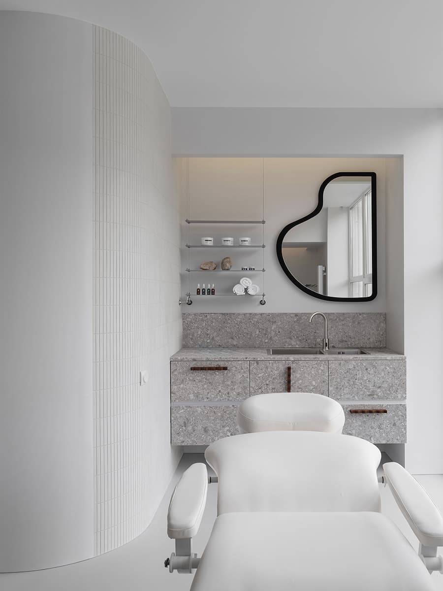 Светлый интерьер премиального салона красоты с оригинальными зеркалами — проект Юлии Пасько