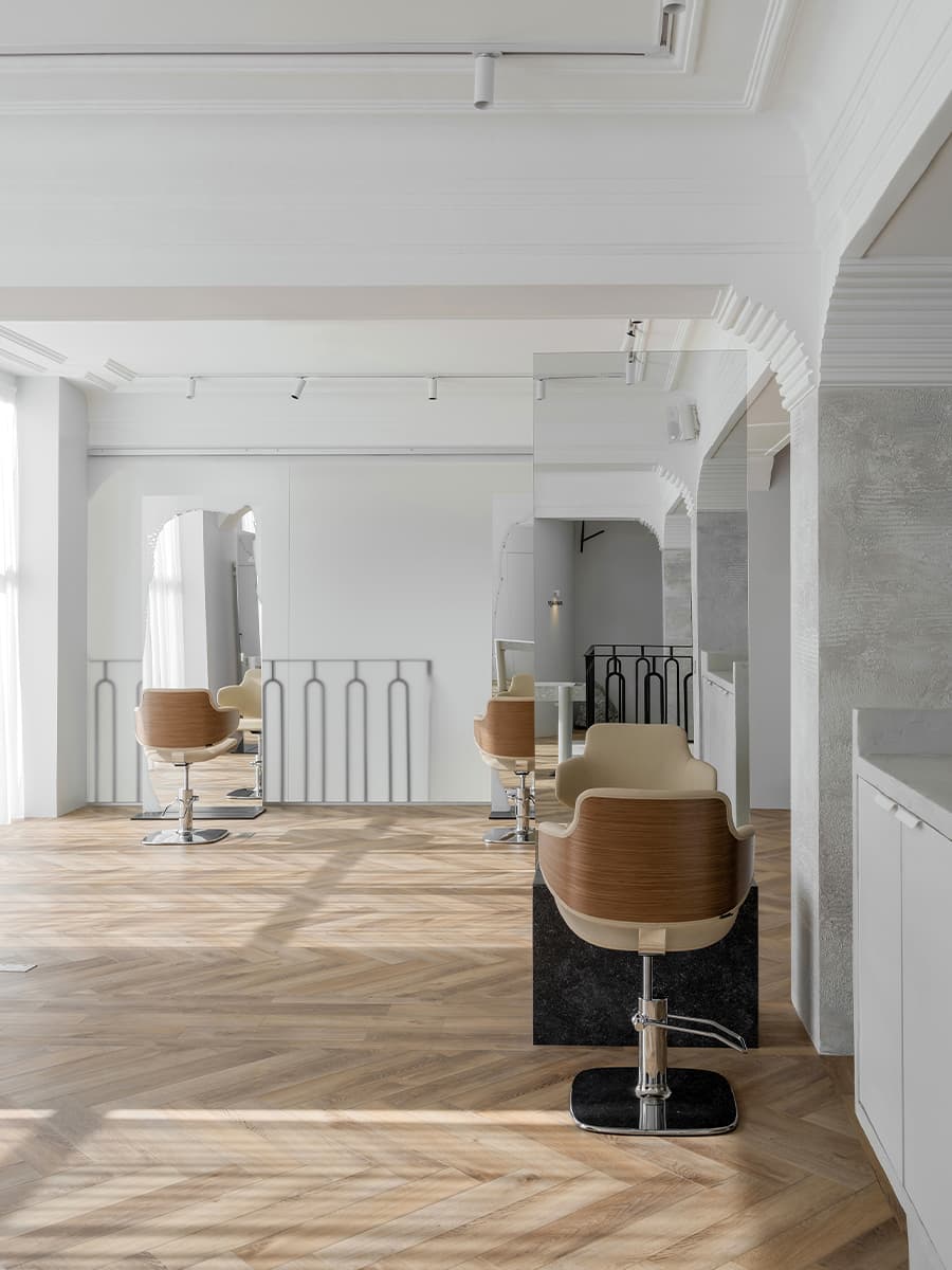 Светлый интерьер премиального салона красоты с оригинальными зеркалами — проект Юлии Пасько
