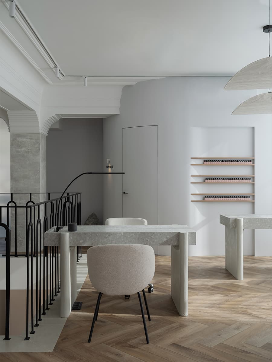 Светлый интерьер премиального салона красоты с оригинальными зеркалами — проект Юлии Пасько