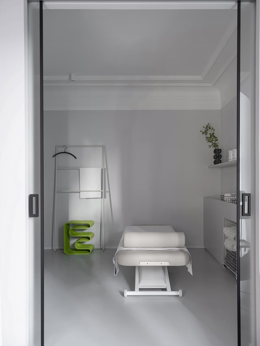 Светлый интерьер премиального салона красоты с оригинальными зеркалами — проект Юлии Пасько