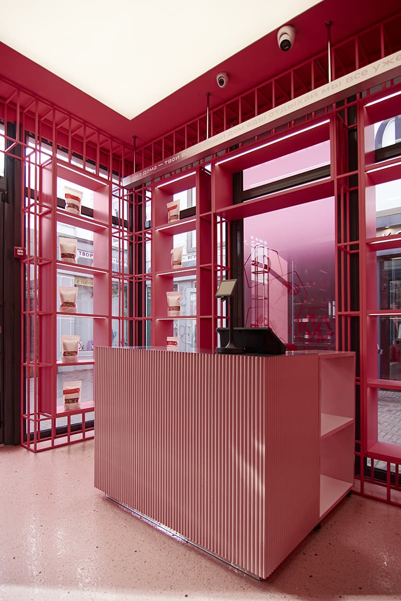 Бескомпромиссный розовый интерьер маленького магазина продуктов в Крыму — проект SARAKULA INTERIORS