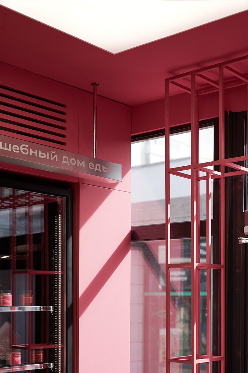 Бескомпромиссный розовый интерьер маленького магазина продуктов в Крыму — проект SARAKULA INTERIORS
