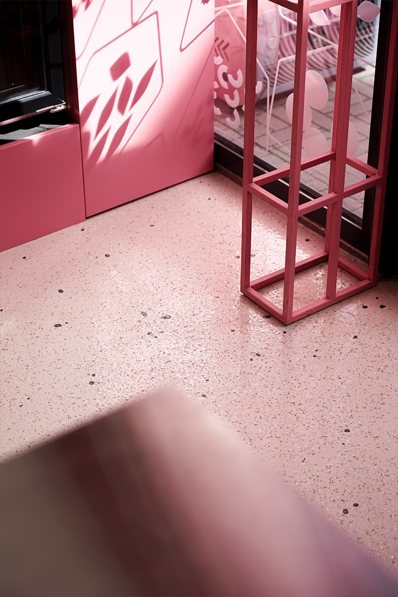 Бескомпромиссный розовый интерьер маленького магазина продуктов в Крыму — проект SARAKULA INTERIORS