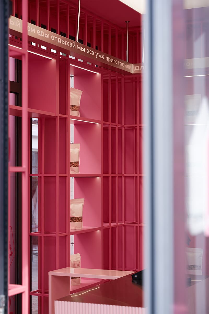 Бескомпромиссный розовый интерьер маленького магазина продуктов в Крыму — проект SARAKULA INTERIORS