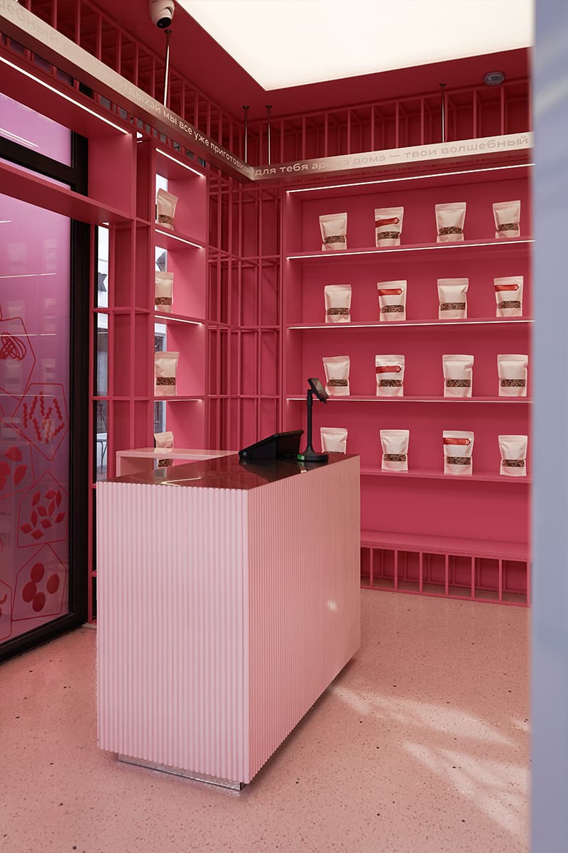 Бескомпромиссный розовый интерьер маленького магазина продуктов в Крыму — проект SARAKULA INTERIORS