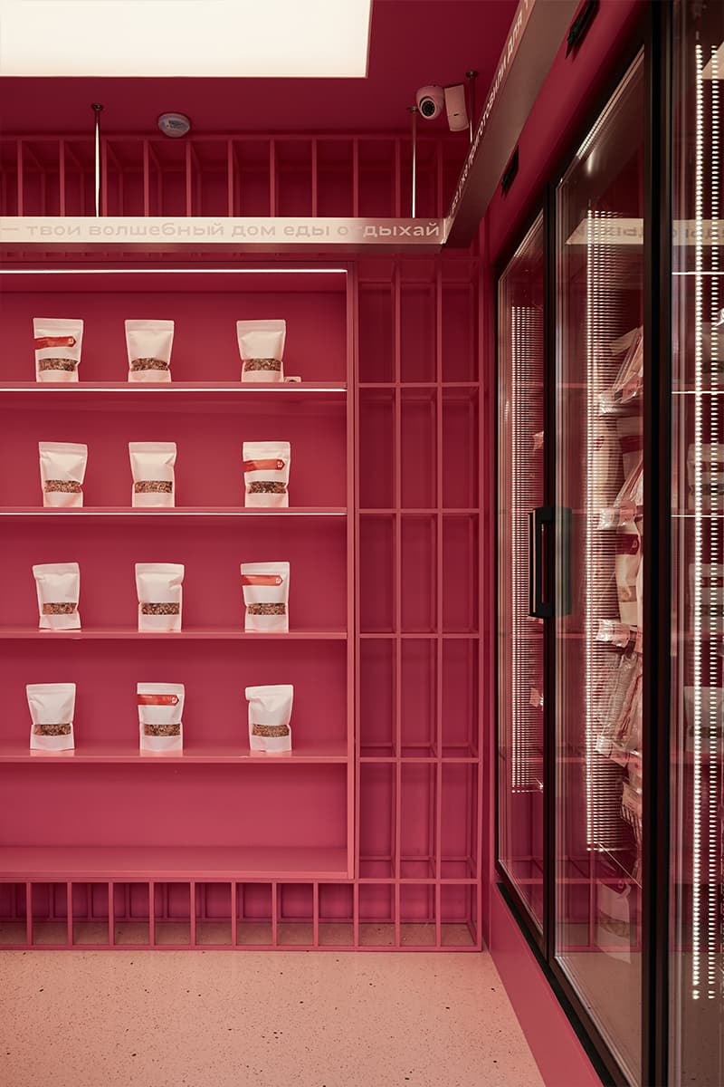 Бескомпромиссный розовый интерьер маленького магазина продуктов в Крыму — проект SARAKULA INTERIORS