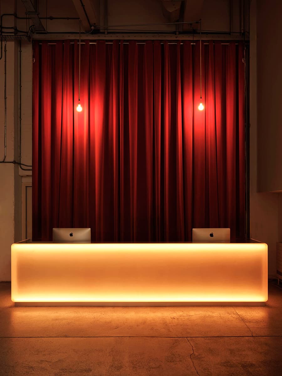 Ода театральности в обволакивающем интерьере лондонской штаб-квартиры креативного агентства — проект студии Holloway Li