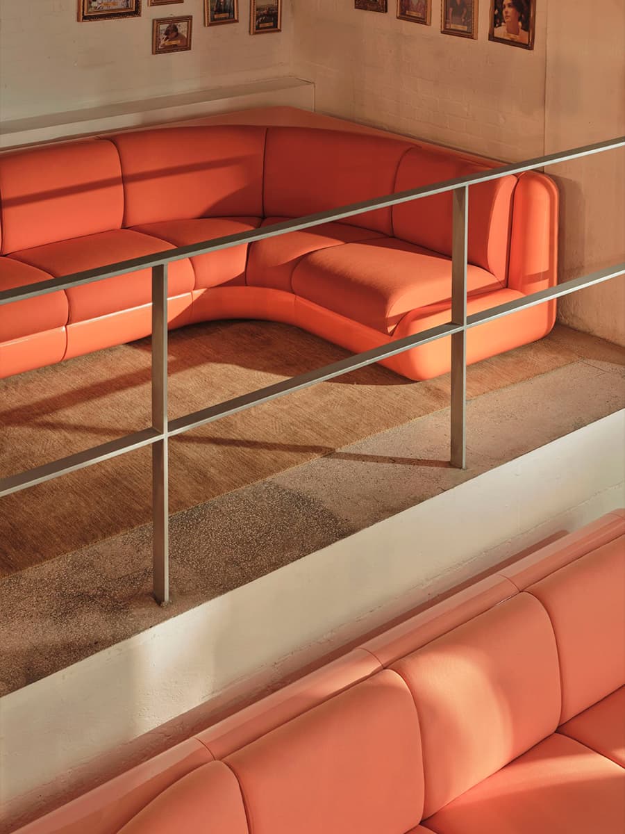 Ода театральности в обволакивающем интерьере лондонской штаб-квартиры креативного агентства — проект студии Holloway Li