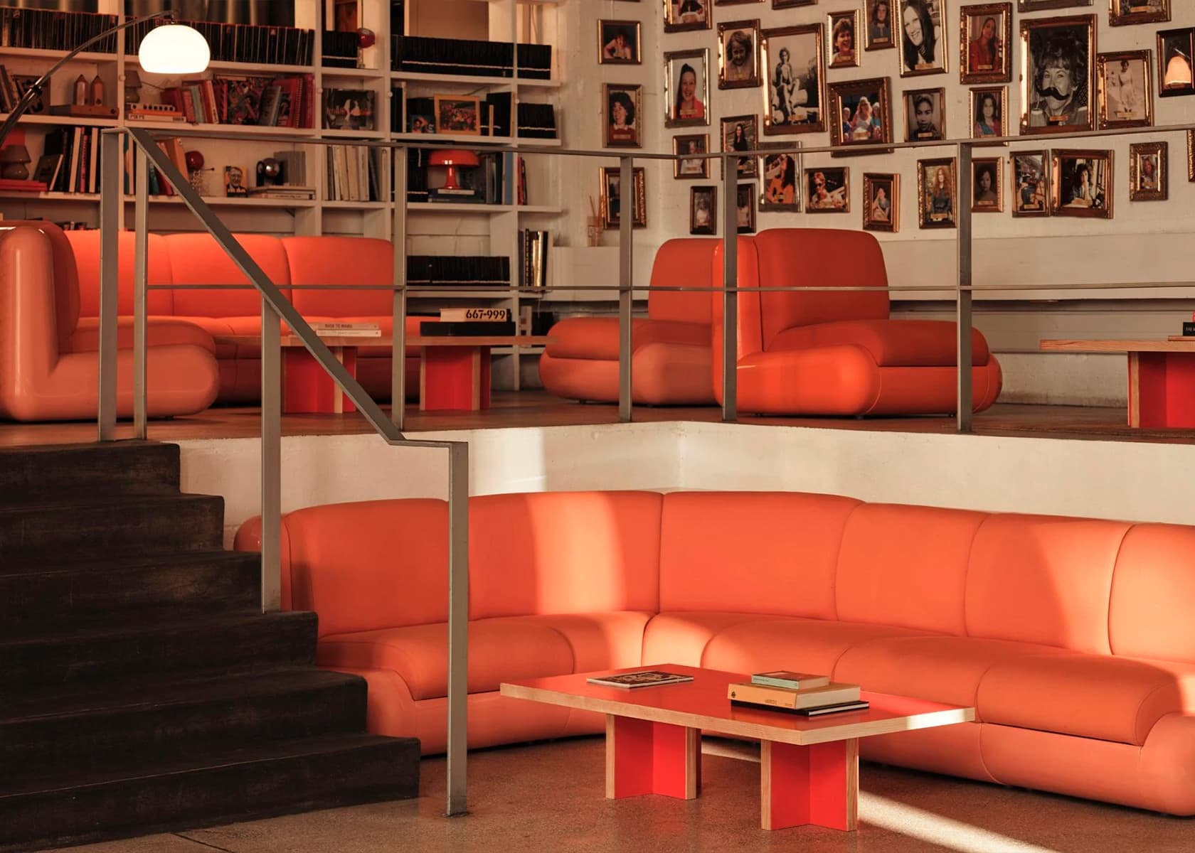 Ода театральности в обволакивающем интерьере лондонской штаб-квартиры креативного агентства — проект студии Holloway Li