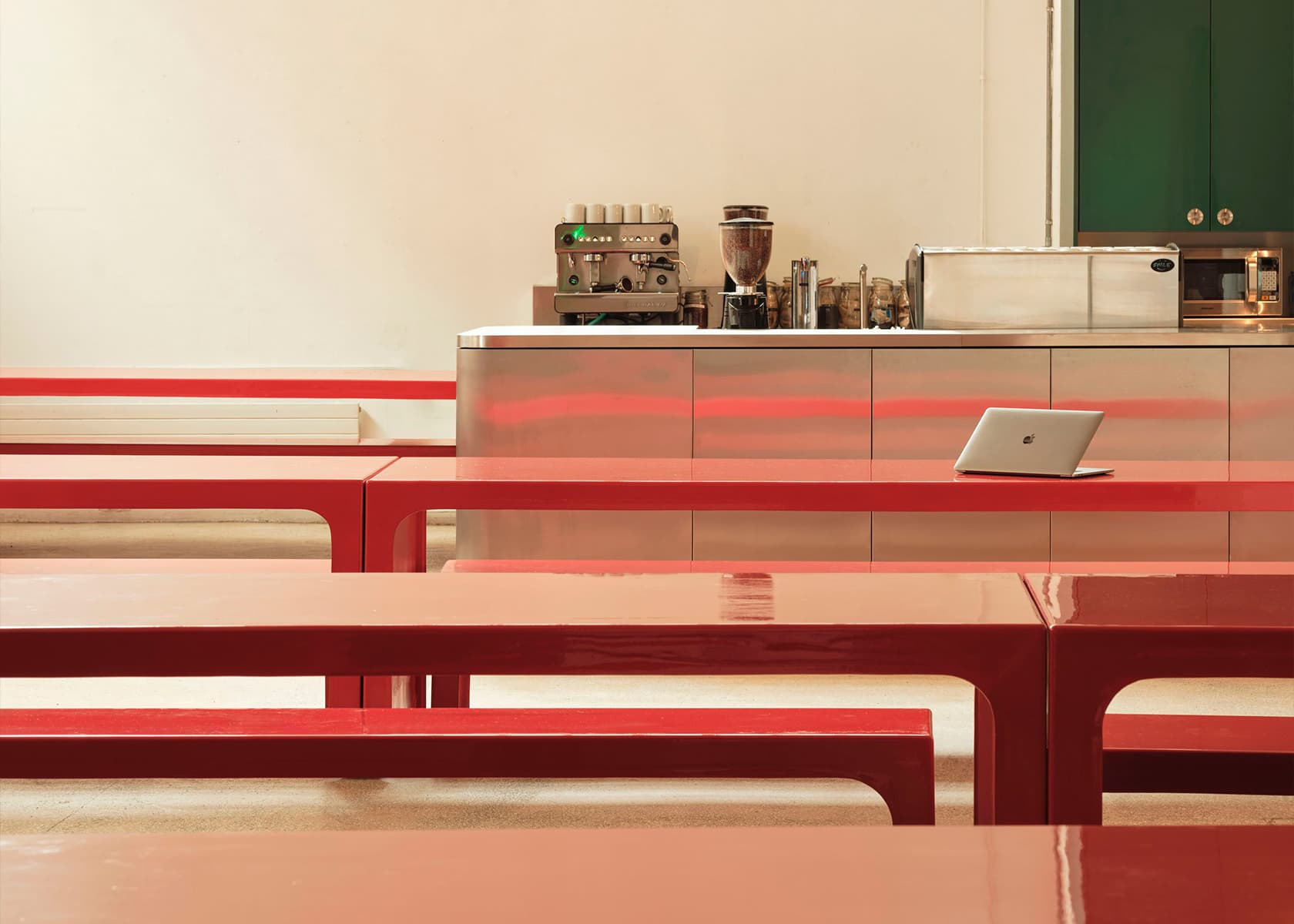 Ода театральности в обволакивающем интерьере лондонской штаб-квартиры креативного агентства — проект студии Holloway Li