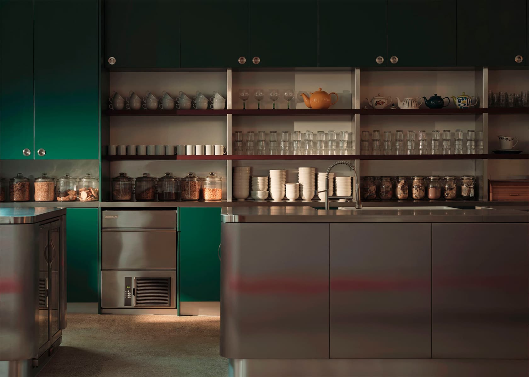 Ода театральности в обволакивающем интерьере лондонской штаб-квартиры креативного агентства — проект студии Holloway Li