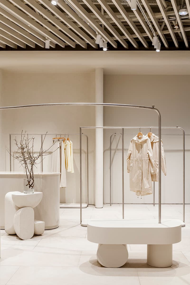 Природные краски и теплые фактуры в интерьере магазина одежды — проект Sinitsa Buro