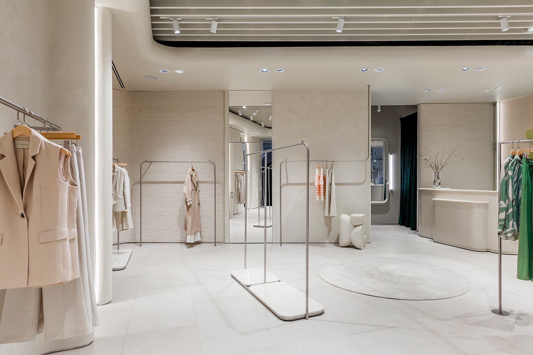 Природные краски и теплые фактуры в интерьере магазина одежды — проект Sinitsa Buro