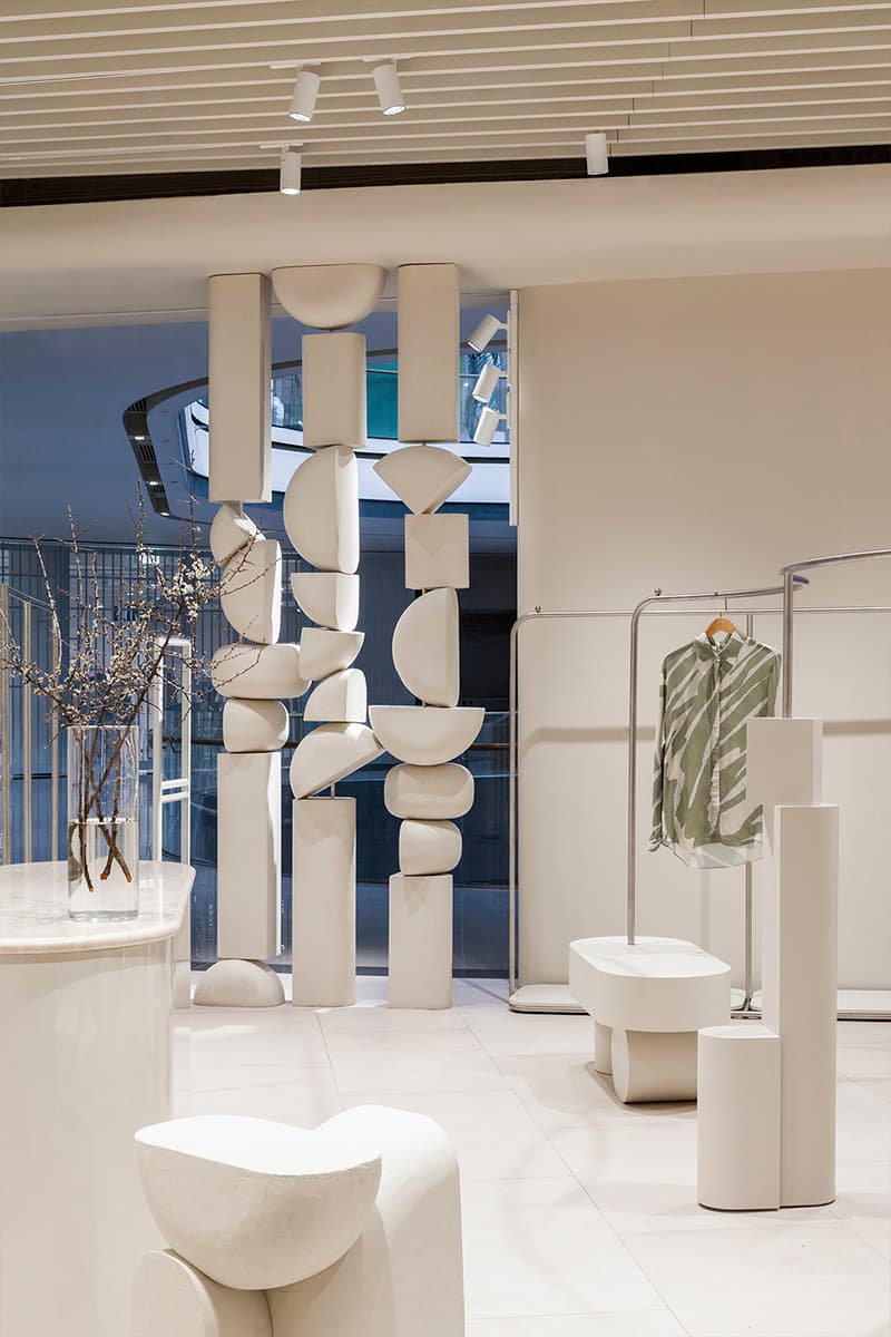 Природные краски и теплые фактуры в интерьере магазина одежды — проект Sinitsa Buro