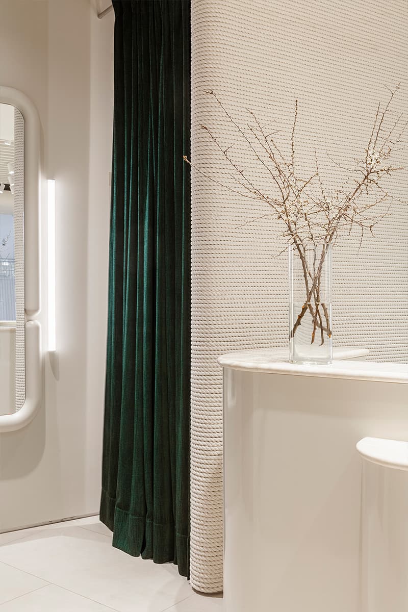 Природные краски и теплые фактуры в интерьере магазина одежды — проект Sinitsa Buro