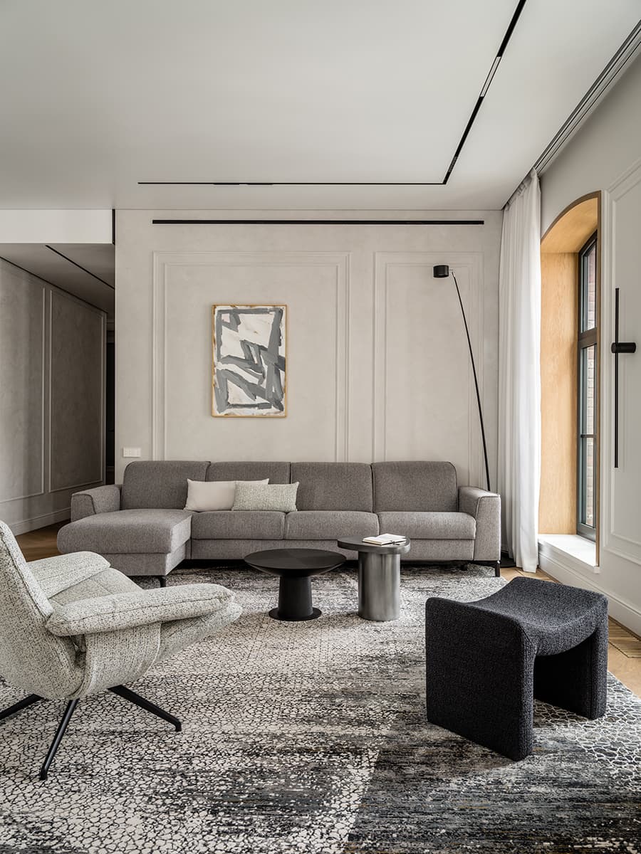 Парадный интерьер большой квартиры с арочными окнами — проект Натальи и Антона Петровых