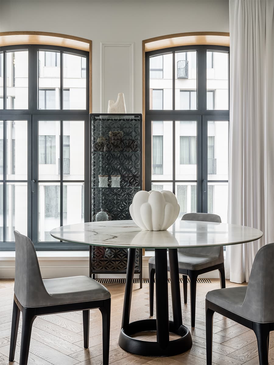 Парадный интерьер большой квартиры с арочными окнами — проект Натальи и Антона Петровых