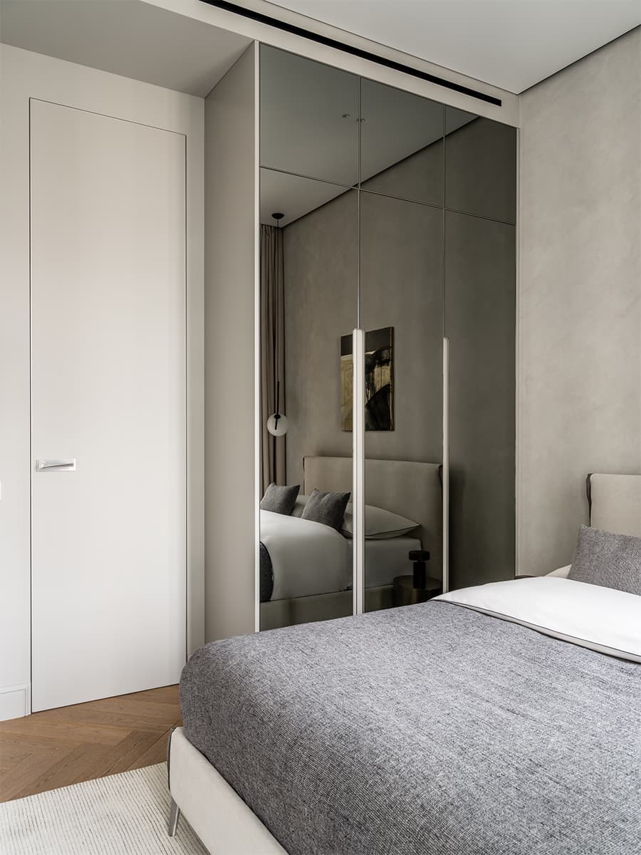 Парадный интерьер большой квартиры с арочными окнами — проект Натальи и Антона Петровых