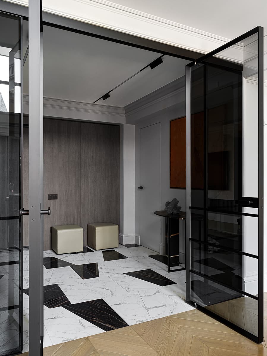 Элегантный интерьер семейных апартаментов в здании бывшей московской фабрики — проект Studio 25