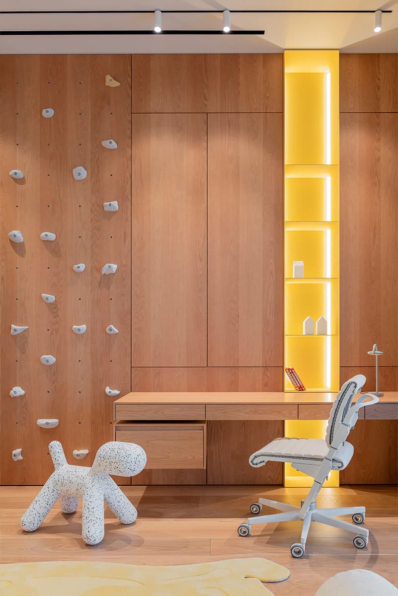 Интерьер просторной квартиры с террасой и кастомными объектами — проект DA Bureau