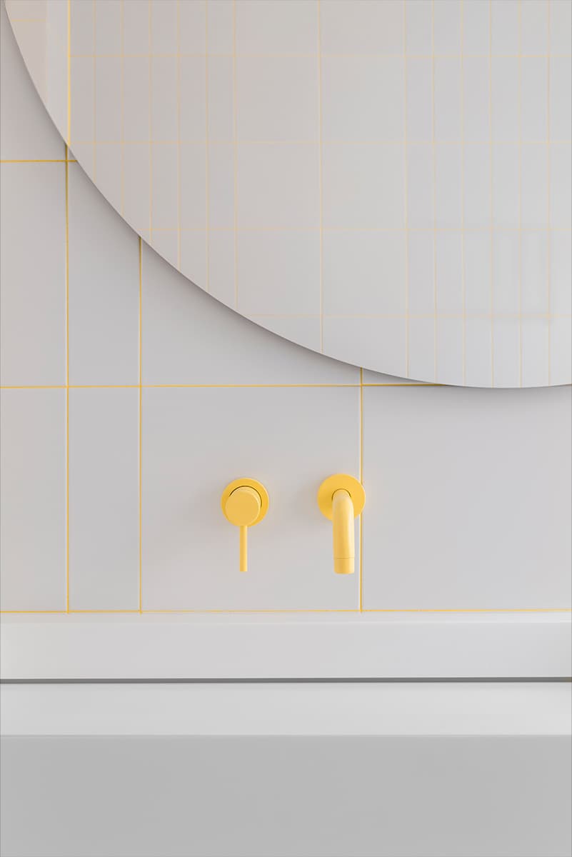 Интерьер просторной квартиры с террасой и кастомными объектами — проект DA Bureau