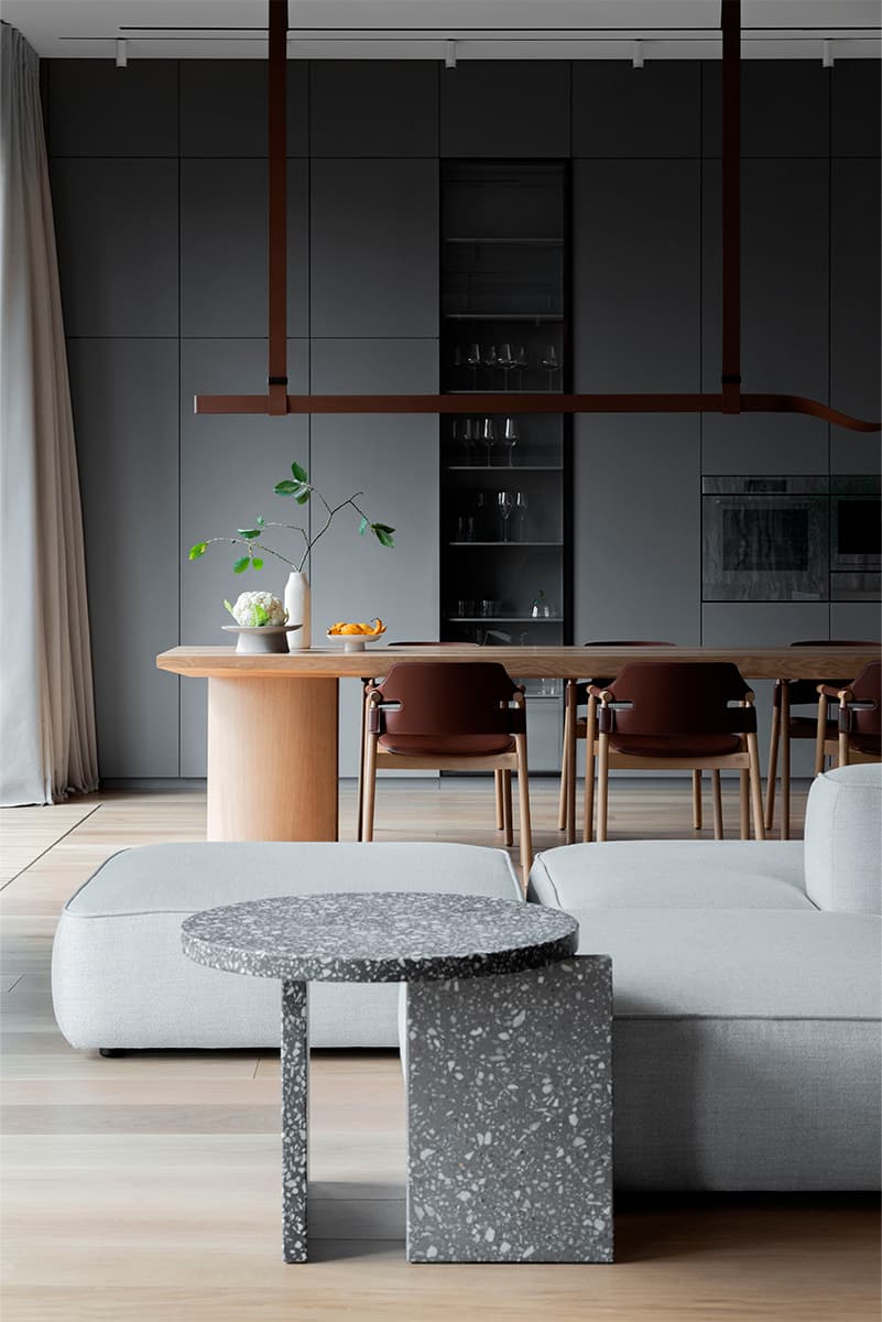 Интерьер просторной квартиры с террасой и кастомными объектами — проект DA Bureau