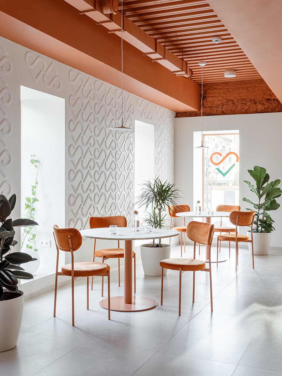 Любовь к природе и теплый оранжевый оттенок в интерьере кафе в Самаре – проект архитектурного бюро TYURIN+PARTNERS