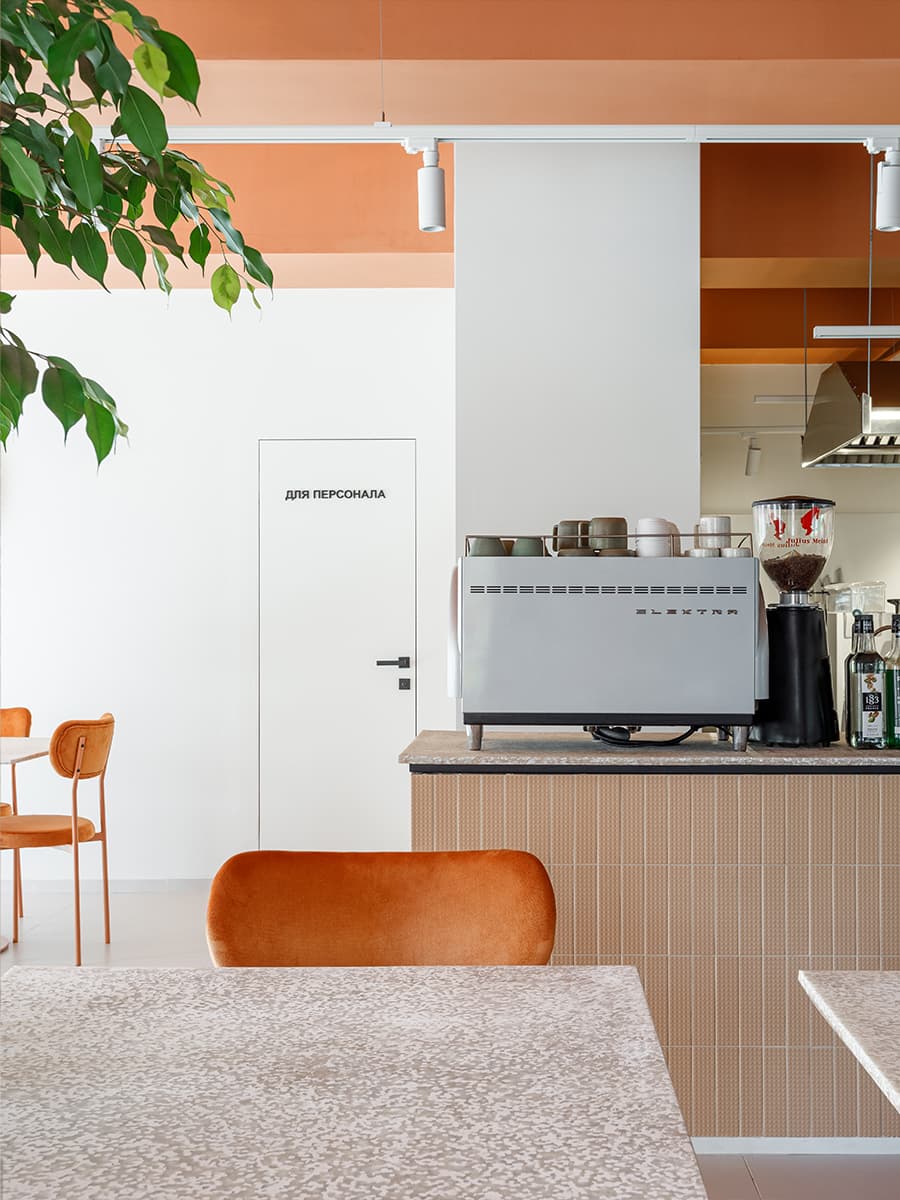 Любовь к природе и теплый оранжевый оттенок в интерьере кафе в Самаре – проект архитектурного бюро TYURIN+PARTNERS