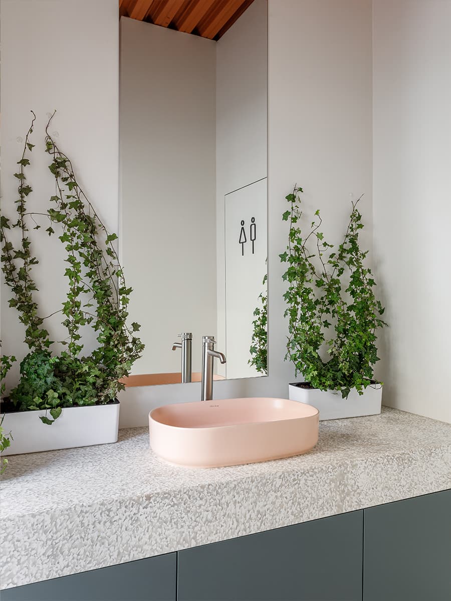 Любовь к природе и теплый оранжевый оттенок в интерьере кафе в Самаре – проект архитектурного бюро TYURIN+PARTNERS