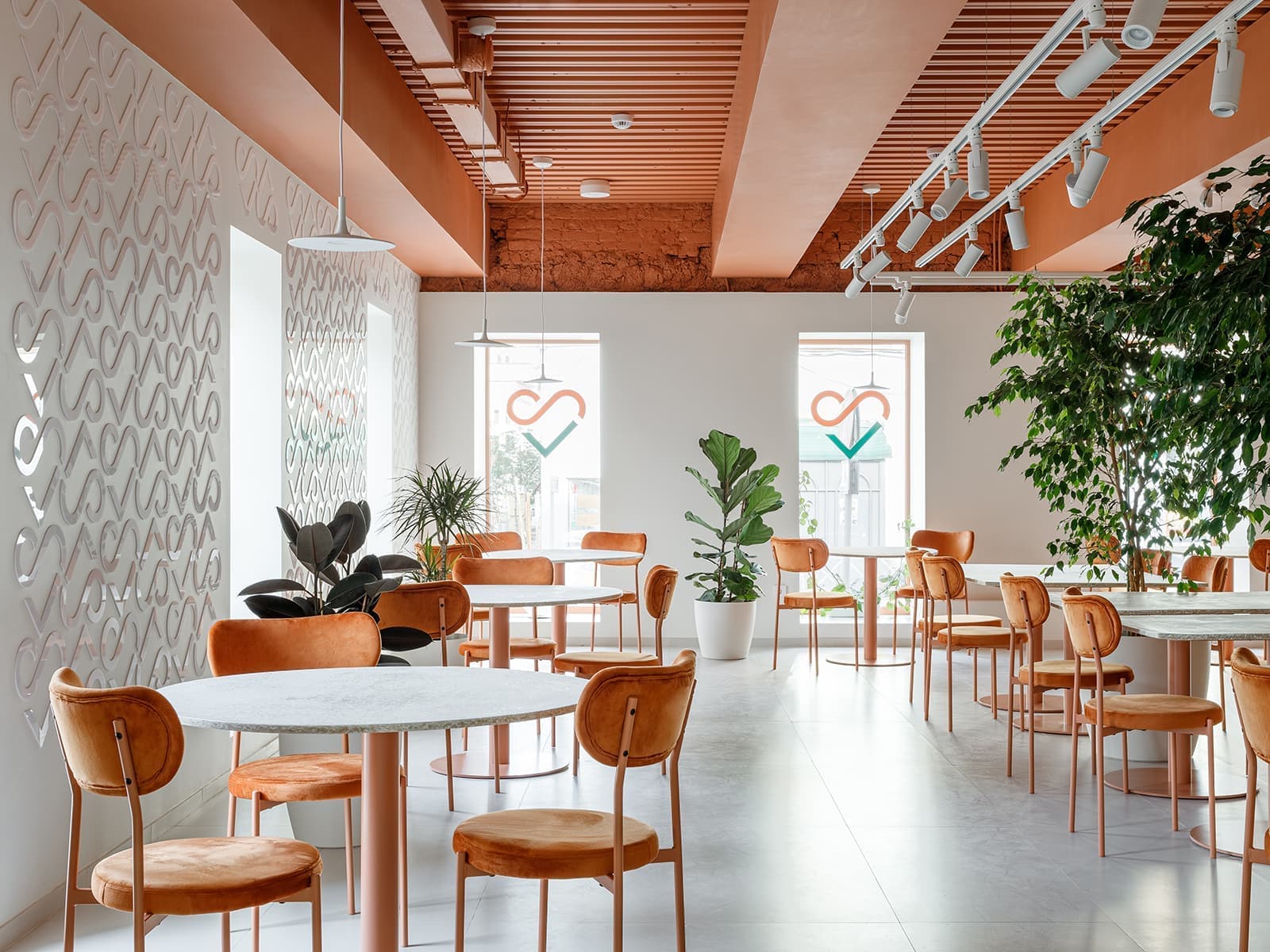 Любовь к природе и теплый оранжевый оттенок в интерьере кафе в Самаре – проект архитектурного бюро TYURIN+PARTNERS