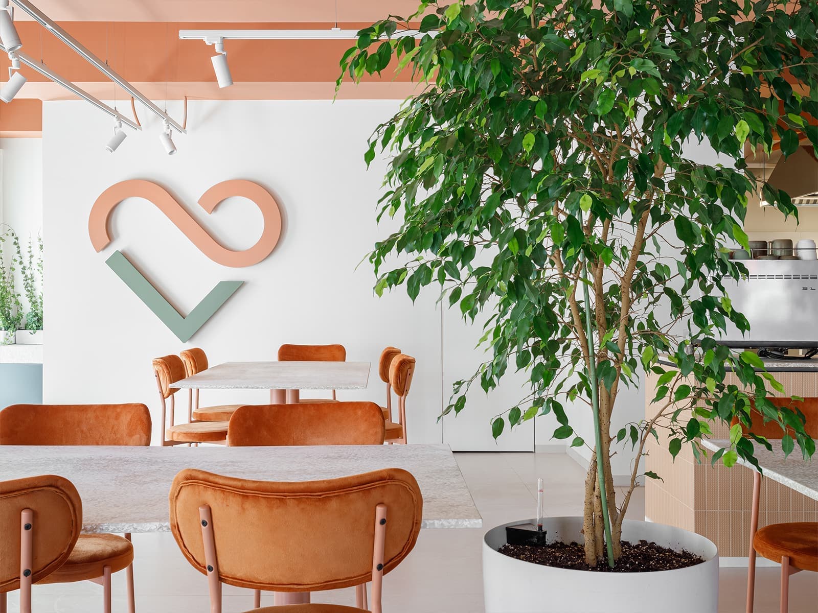 Любовь к природе и теплый оранжевый оттенок в интерьере кафе в Самаре – проект архитектурного бюро TYURIN+PARTNERS