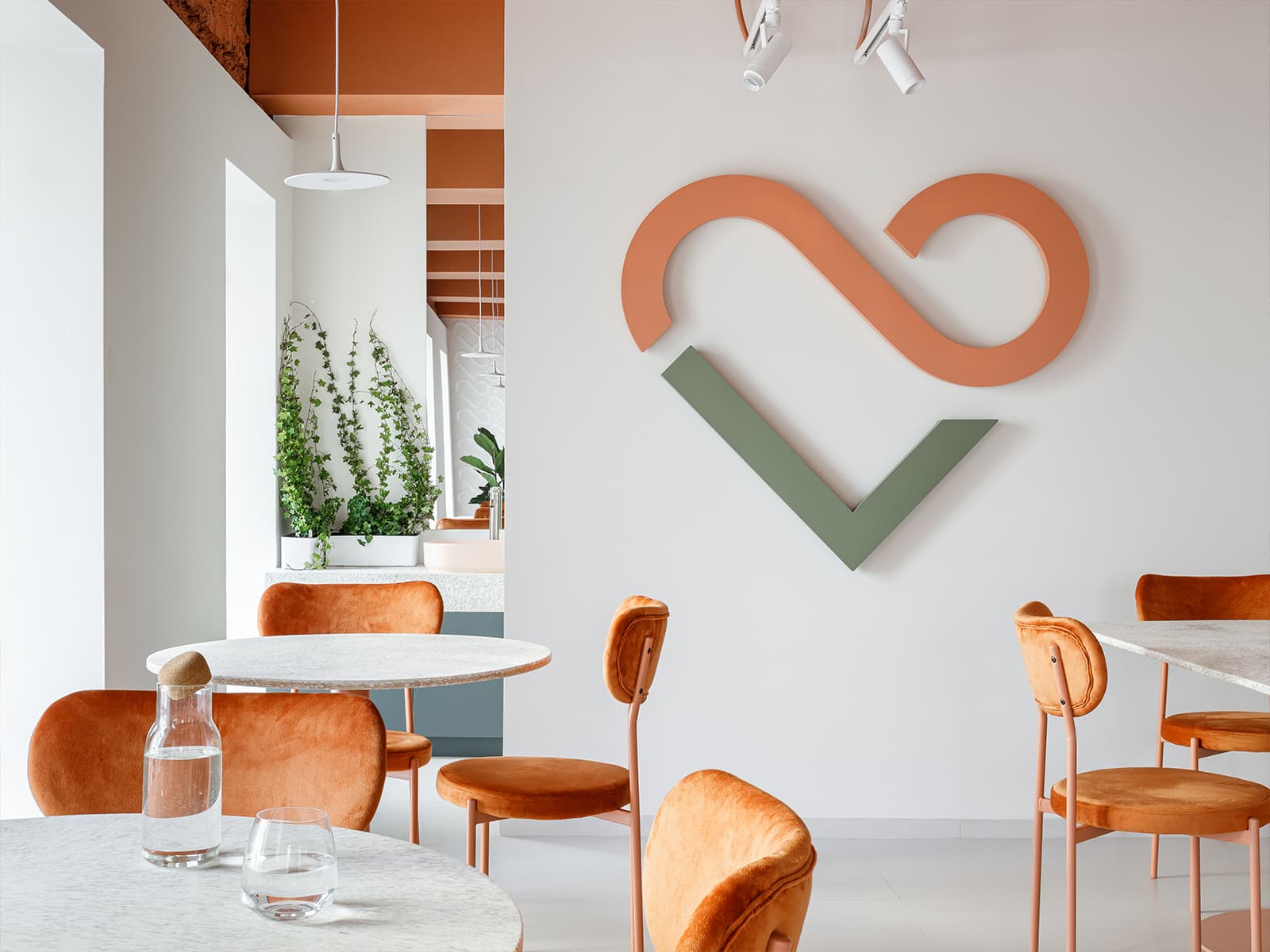 Любовь к природе и теплый оранжевый оттенок в интерьере кафе в Самаре – проект архитектурного бюро TYURIN+PARTNERS