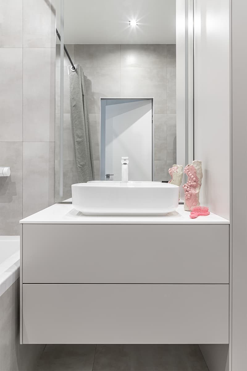 «Гибкие» акценты на фоне монохромной палитры в интерьере квартиры-студии — проект Дэйси Аушевой