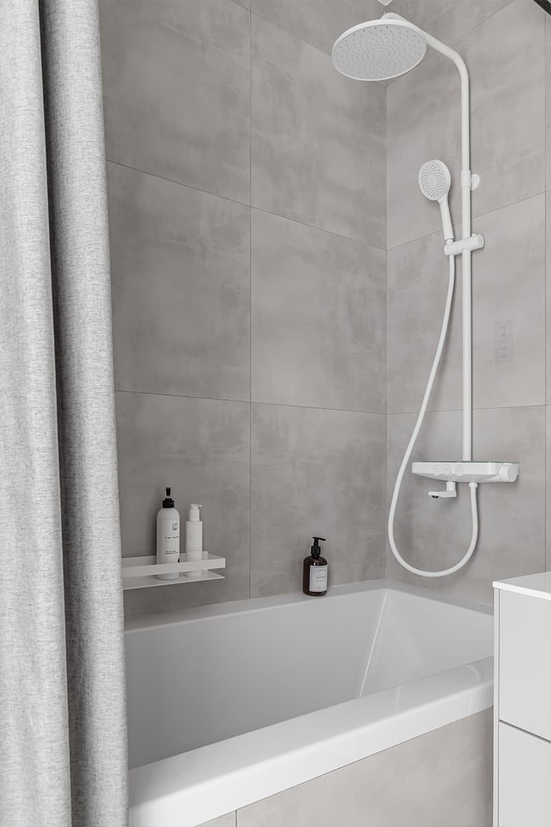 «Гибкие» акценты на фоне монохромной палитры в интерьере квартиры-студии — проект Дэйси Аушевой