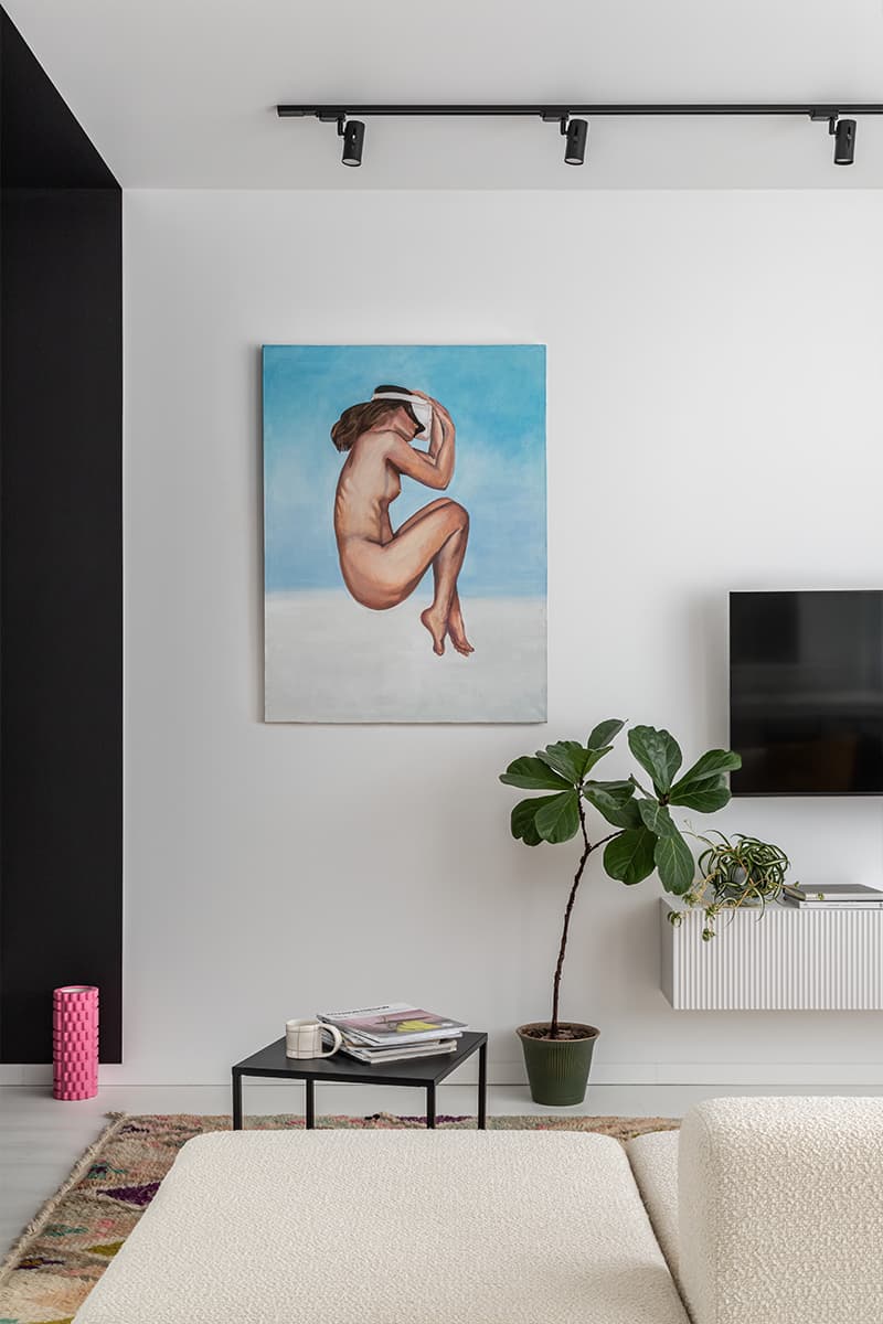 «Гибкие» акценты на фоне монохромной палитры в интерьере квартиры-студии — проект Дэйси Аушевой