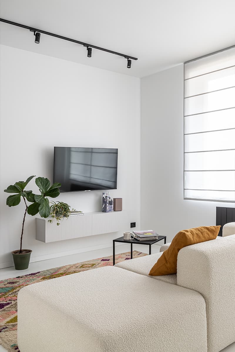 «Гибкие» акценты на фоне монохромной палитры в интерьере квартиры-студии — проект Дэйси Аушевой