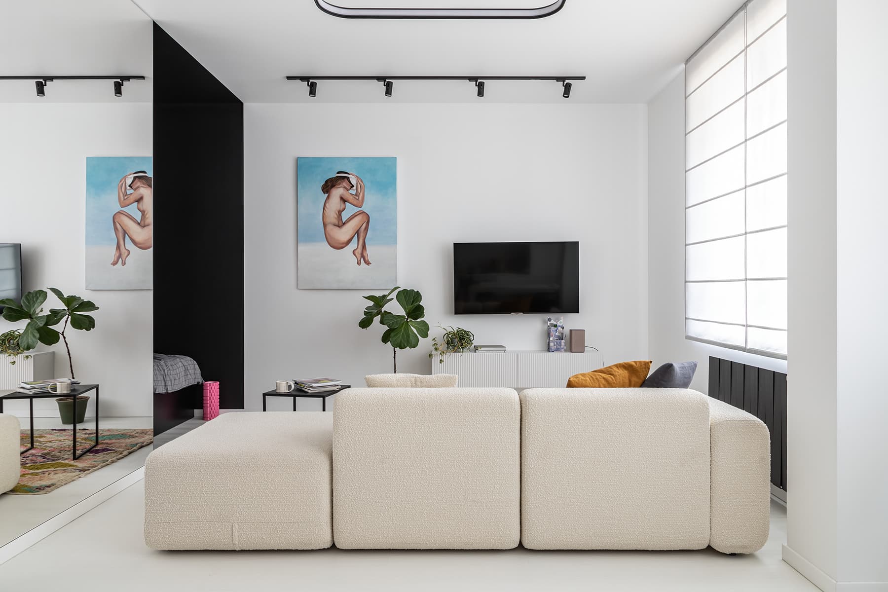 «Гибкие» акценты на фоне монохромной палитры в интерьере квартиры-студии — проект Дэйси Аушевой